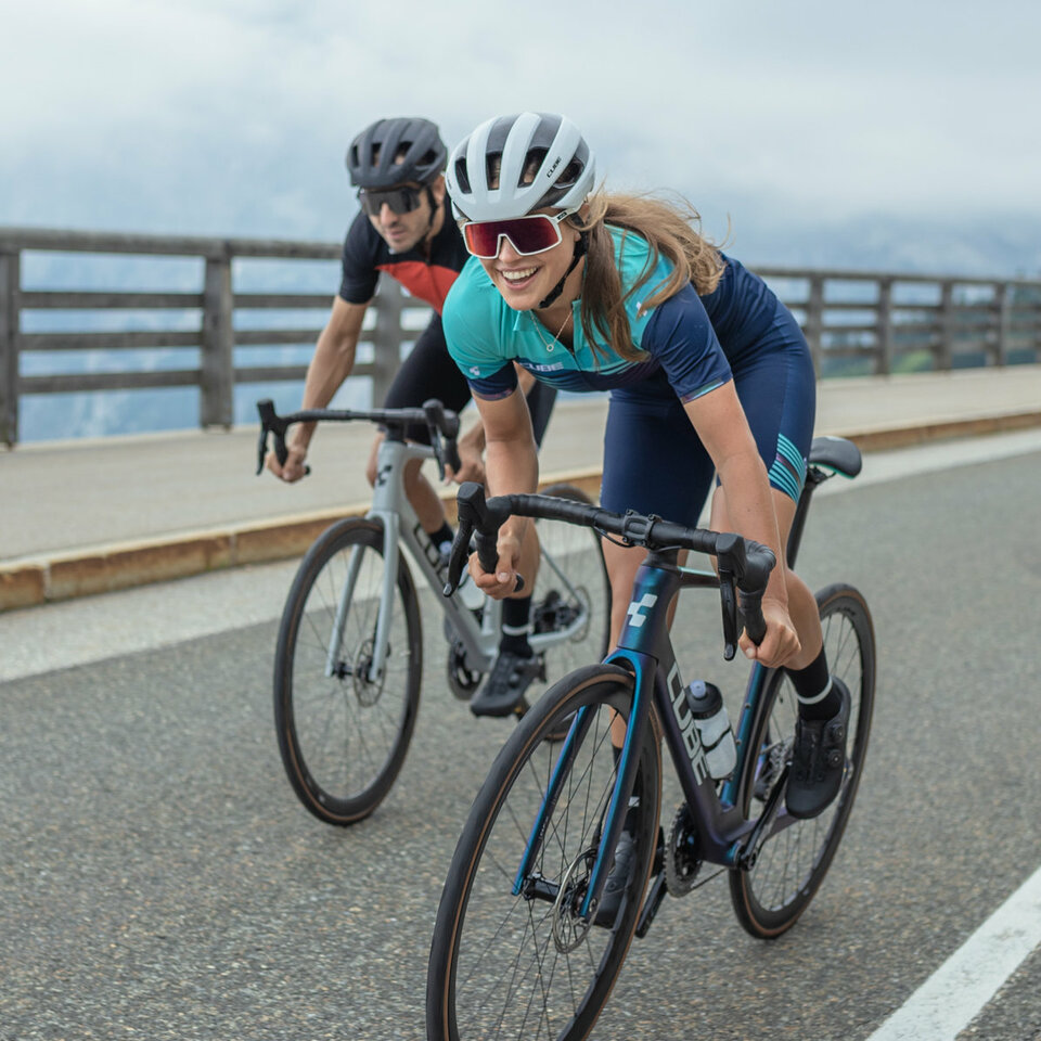 Rennvelos und Gravelbikes