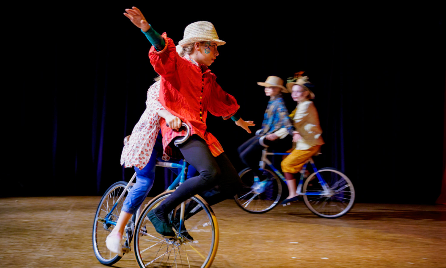 Mit dem Einrad durch die Manege
